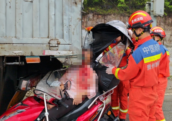 一头撞上货车，女子惨遭挂钩扎脸！行车千万别大意