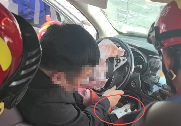一头撞上货车，女子惨遭挂钩扎脸！行车千万别大意