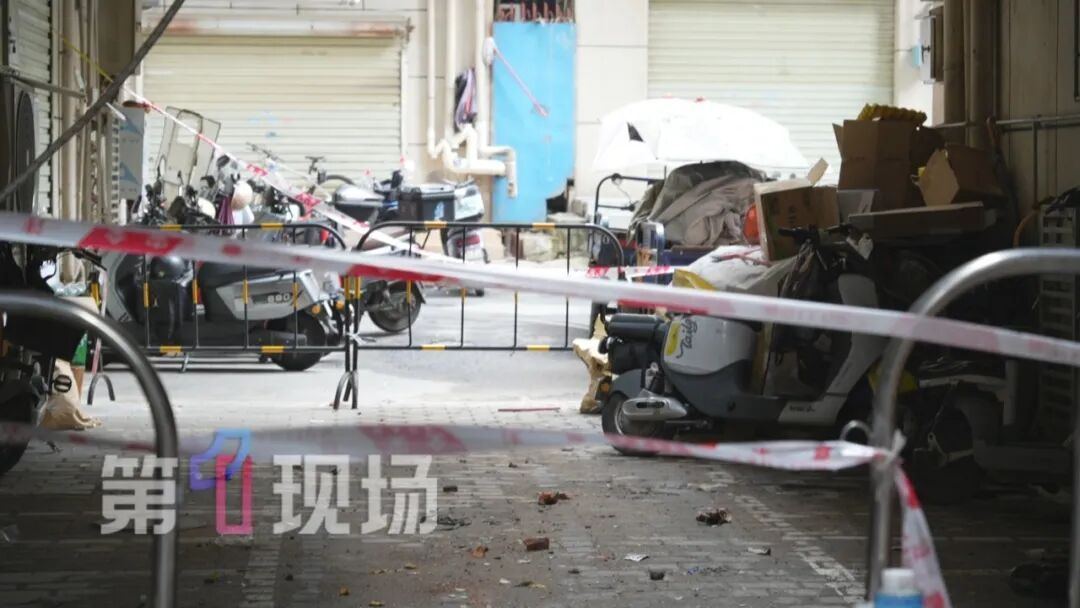 居民楼传出巨响！深夜大水箱突然从楼顶掉下…所幸无人员伤亡！