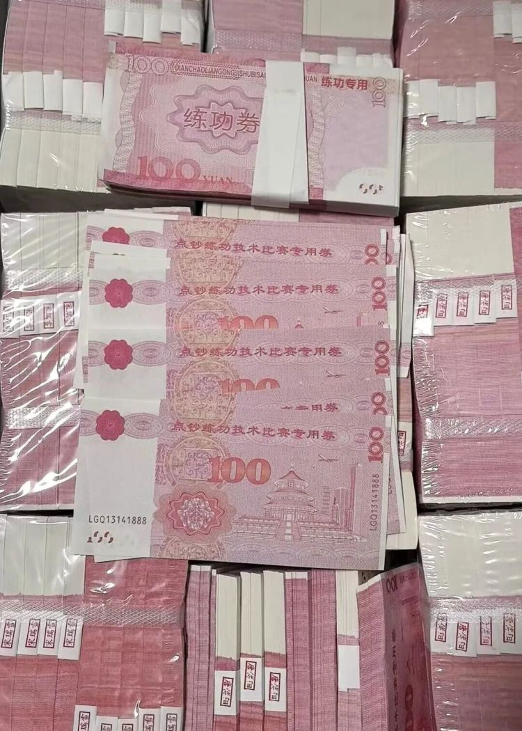 82岁大爷到银行存款，170万元竟全是练功券！老人转账给骗子，骗子送来假现金作抵押