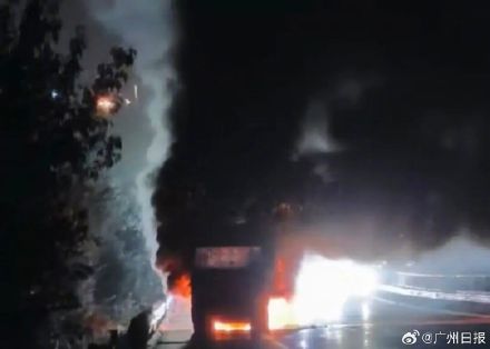 民警在货车爆炸前徒手拽出被困司机，又重返险境阻断了一场可能炸掉半条路的事故！