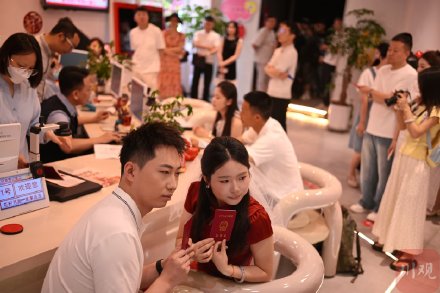 爱意满满!520成都婚姻登记处迎来领证高峰 爱意满满!520成都婚姻登记处迎来领证高峰
