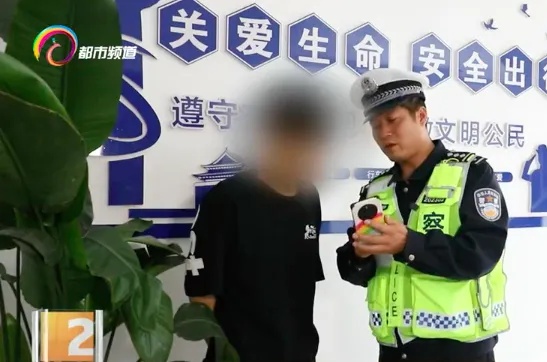 为了流量豁出去了!小伙斑马线上跳舞博关注,跳舞没出圈,跳进了警方的视线...... 为了流量豁出去了!小伙斑马线上跳舞博关注,跳舞没出圈,跳进了警方的视线......