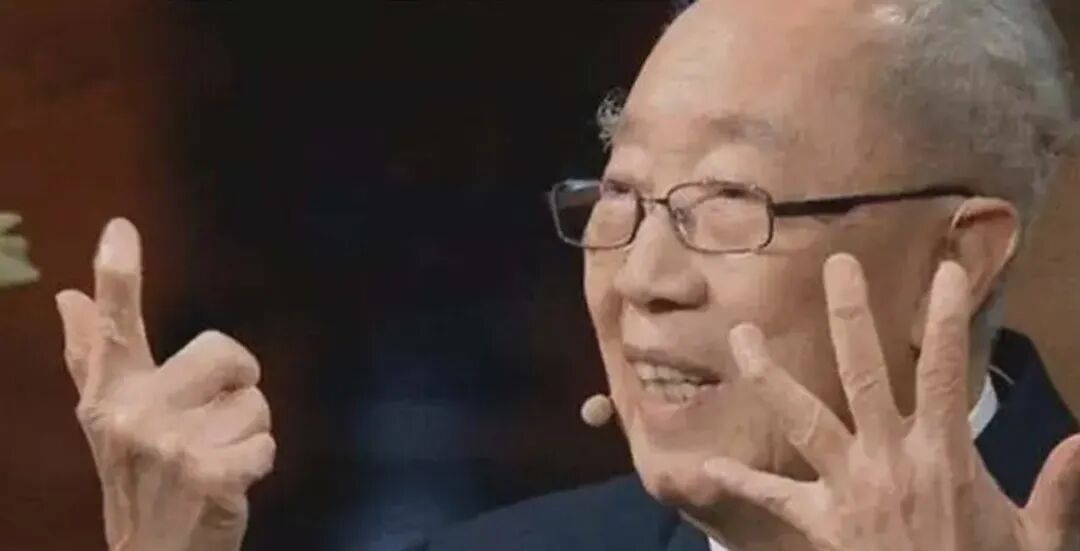 那双掰不直的手，曾把1.6万人从死神手里拉了回来