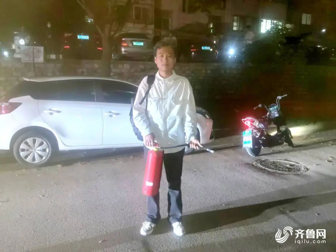 一车库因点蚊香起火！危急时刻，泰安18岁男生提起灭火器冲入浓烟……