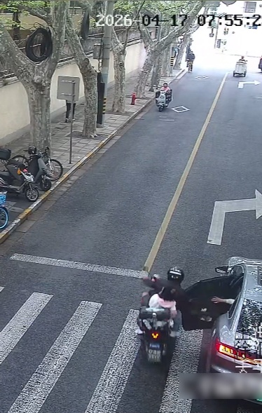 事发上海!10岁女童“开门杀”撞倒8岁女童 事发上海!10岁女童“开门杀”撞倒8岁女童