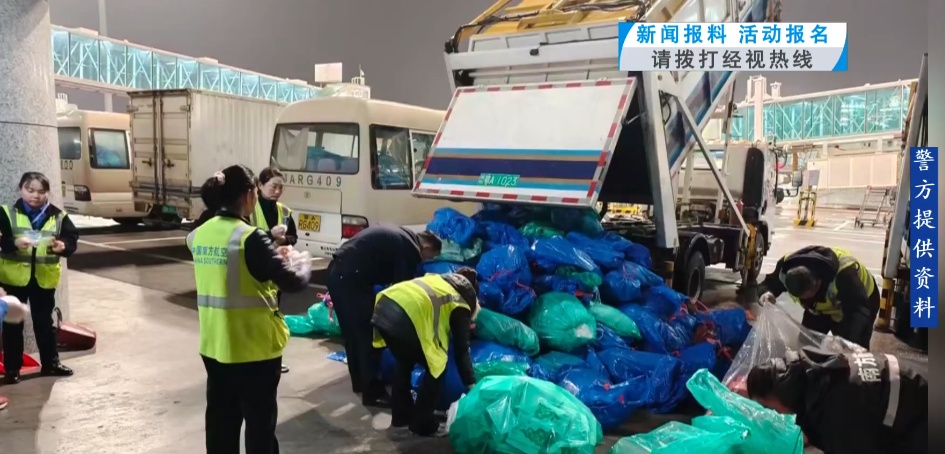 太拼了!武汉民警紧急拦下机场垃圾清运车,翻找20多包机场垃圾,帮乘客找到遗失手表 太拼了!武汉民警紧急拦下机场垃圾清运车,翻找20多包机场垃圾,帮乘客找到遗失手表