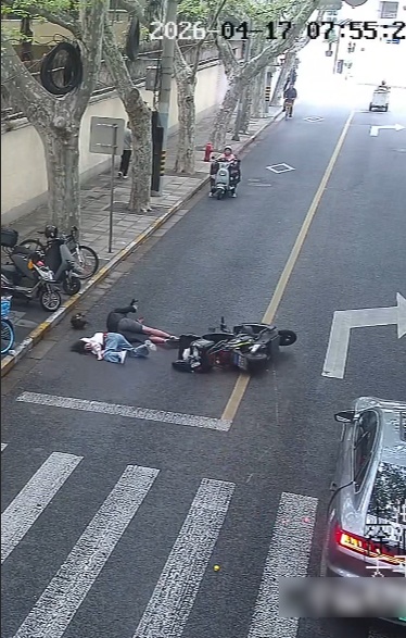 事发上海!10岁女童“开门杀”撞倒8岁女童 事发上海!10岁女童“开门杀”撞倒8岁女童