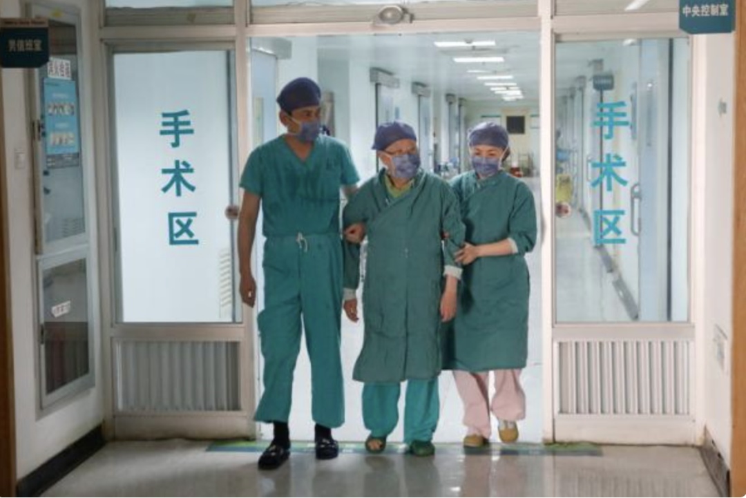 那双掰不直的手，曾把1.6万人从死神手里拉了回来