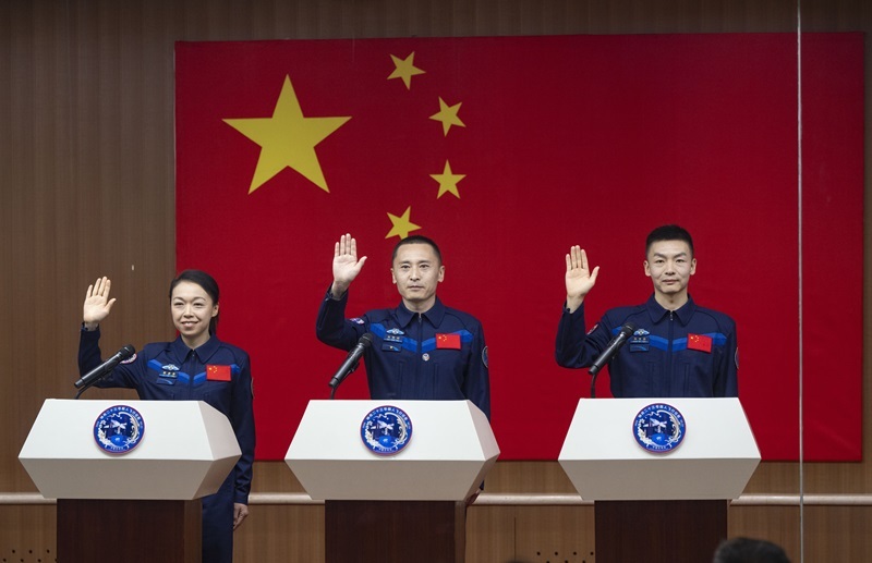 神舟二十三号航天员乘组首次集体亮相 神舟二十三号航天员乘组首次集体亮相