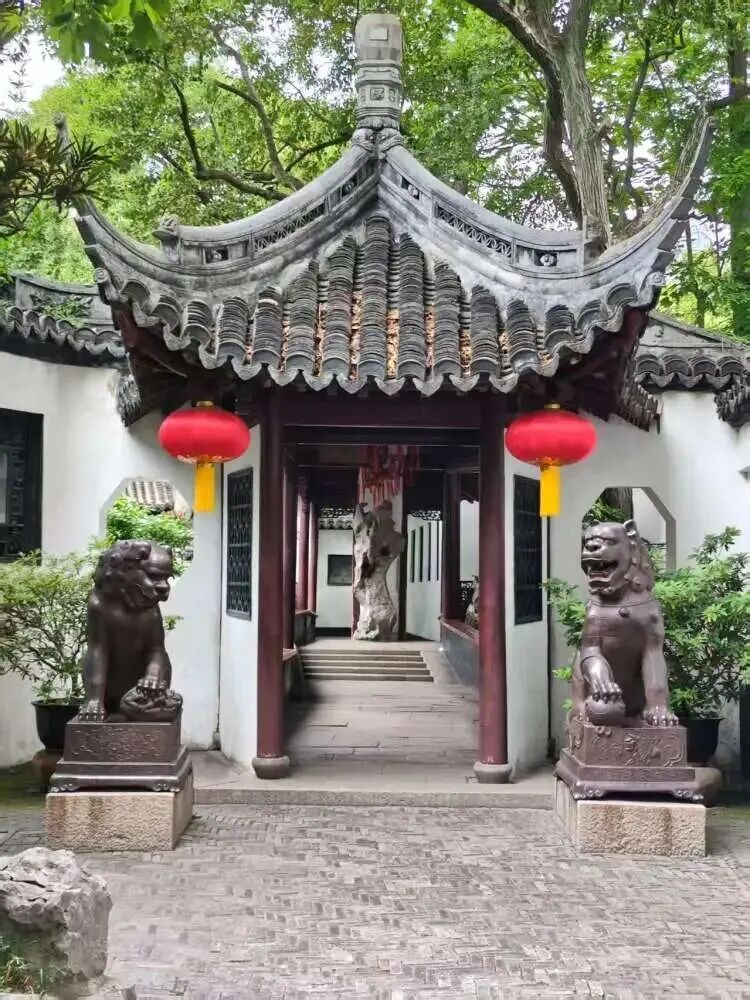 上海豫园一只三花猫火了!从流浪猫到“正式入编”,它每天准时第一个“上班” 上海豫园一只三花猫火了!从流浪猫到“正式入编”,它每天准时第一个“上班”