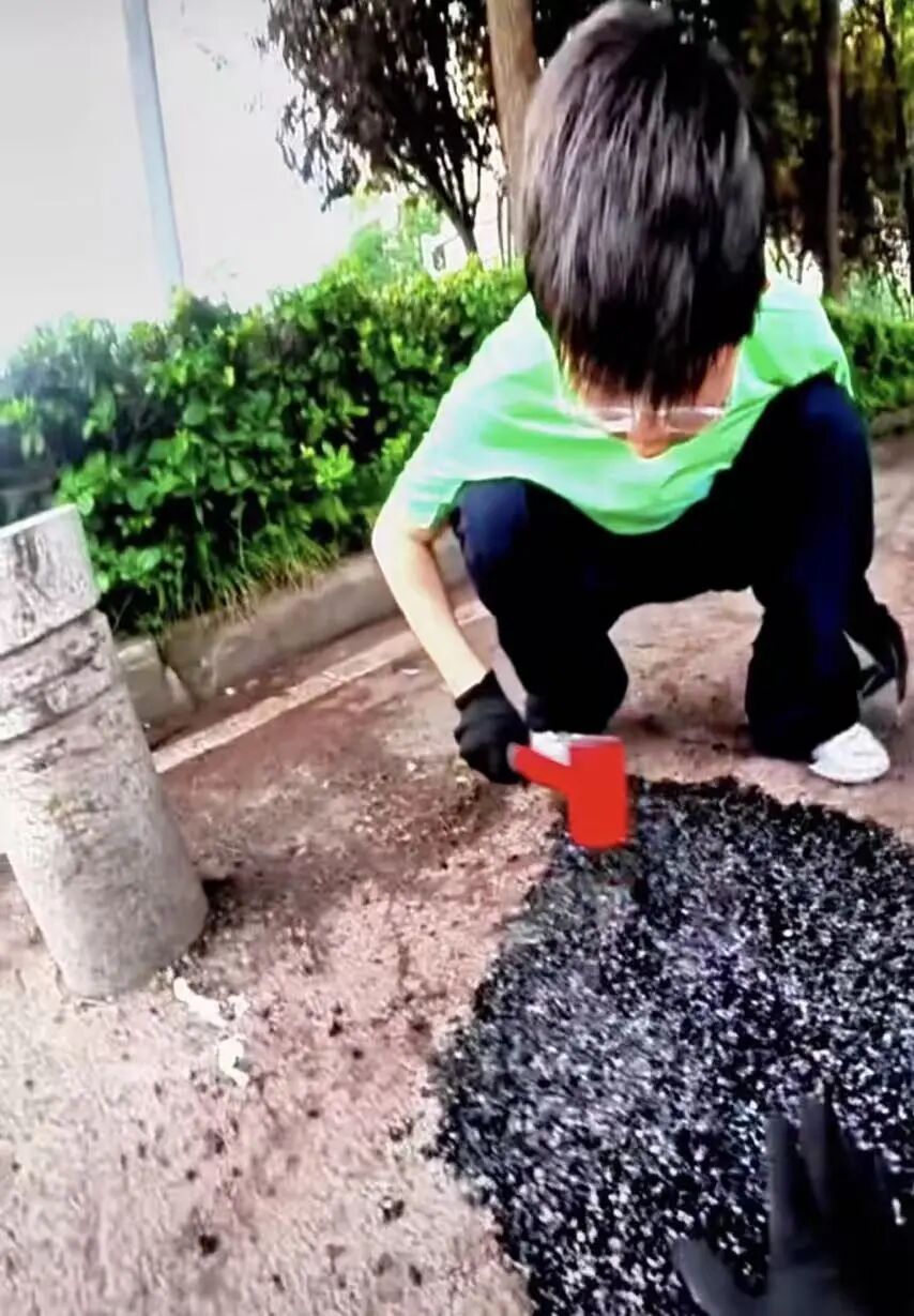 “看着特别危险”,武汉父子俩满头大汗扑在宜家路边,自称“热心市民小王和小小王” “看着特别危险”,武汉父子俩满头大汗扑在宜家路边,自称“热心市民小王和小小王”