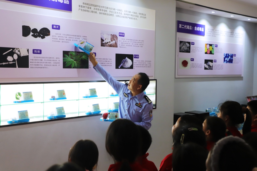 小学生用AI识毒立大功!民警:奖! 小学生用AI识毒立大功!民警:奖!