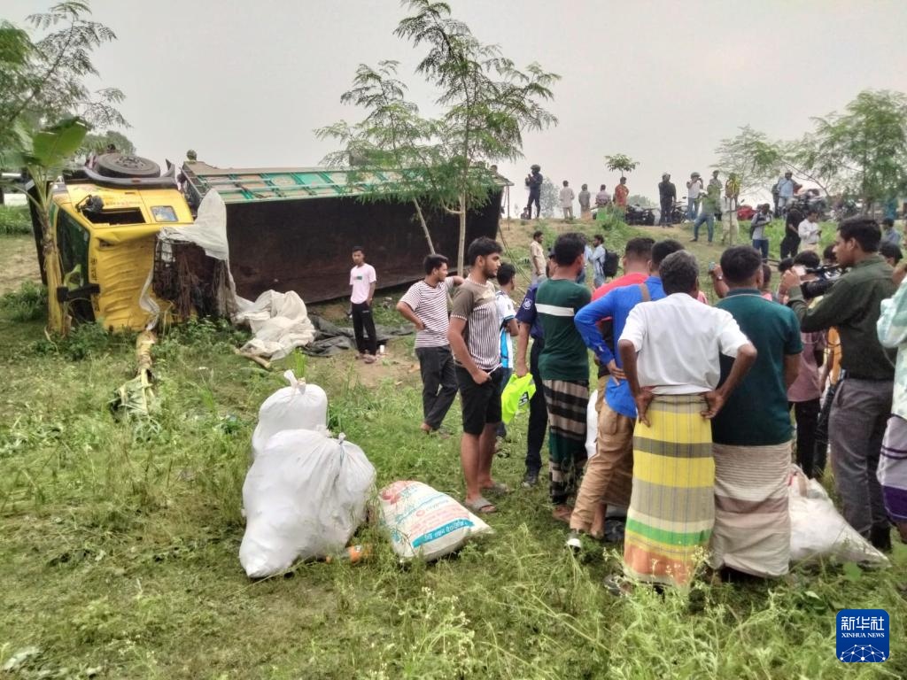 孟加拉国中部一货车侧翻致15人死亡 孟加拉国中部一货车侧翻致15人死亡