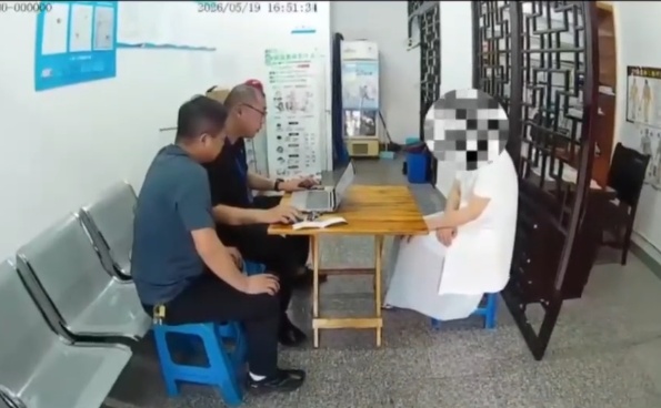 将花露水串换为医保药品，在调查组检查时切断网络，法定代表人被问询时突然晕倒，送医十分钟后又自行苏醒！海南一药店套取医保基金被通报