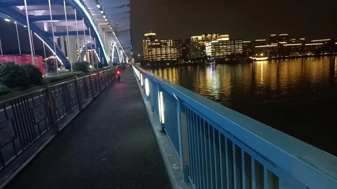 “真的后怕!”一女子夜骑被细线勒住脖颈,越勒越紧…… “真的后怕!”一女子夜骑被细线勒住脖颈,越勒越紧……
