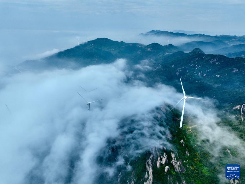 福建连江:云雾中的风电场 福建连江:云雾中的风电场