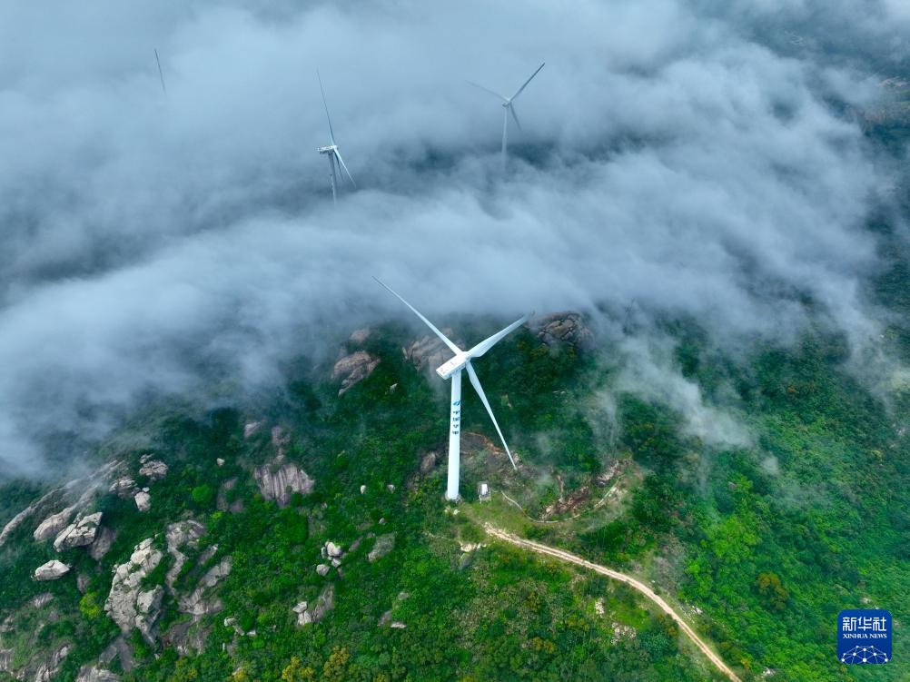 福建连江:云雾中的风电场 福建连江:云雾中的风电场