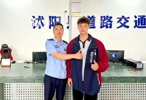 “老师,我晚点到,救个人!”江苏一高中生目睹交通事故,完成教科书式救援 “老师,我晚点到,救个人!”江苏一高中生目睹交通事故,完成教科书式救援