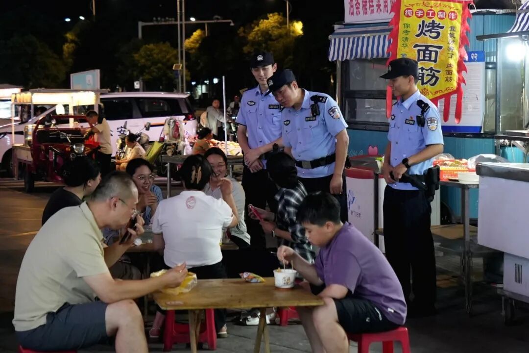 “监烤老师”坐镇烧烤摊,瞬间刷屏! “监烤老师”坐镇烧烤摊,瞬间刷屏!
