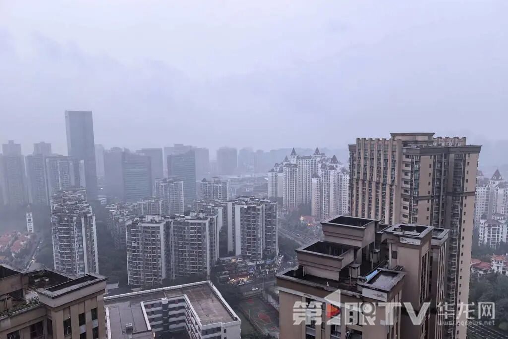 最高气温33℃,今日白天重庆大部地区有阵雨 最高气温33℃,今日白天重庆大部地区有阵雨