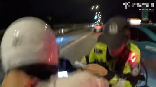 拒不配合检查、驾车冲撞交警，黎某某（男，19岁）被刑拘