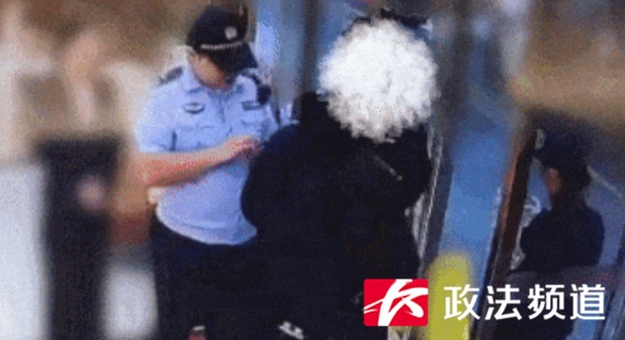 男子豪掷百万狂买黄金，不看款式、不问价格？店家紧急报警