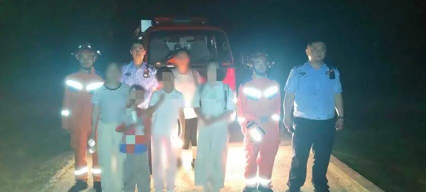 9人深山遇险，黄陂警方深夜紧急救援