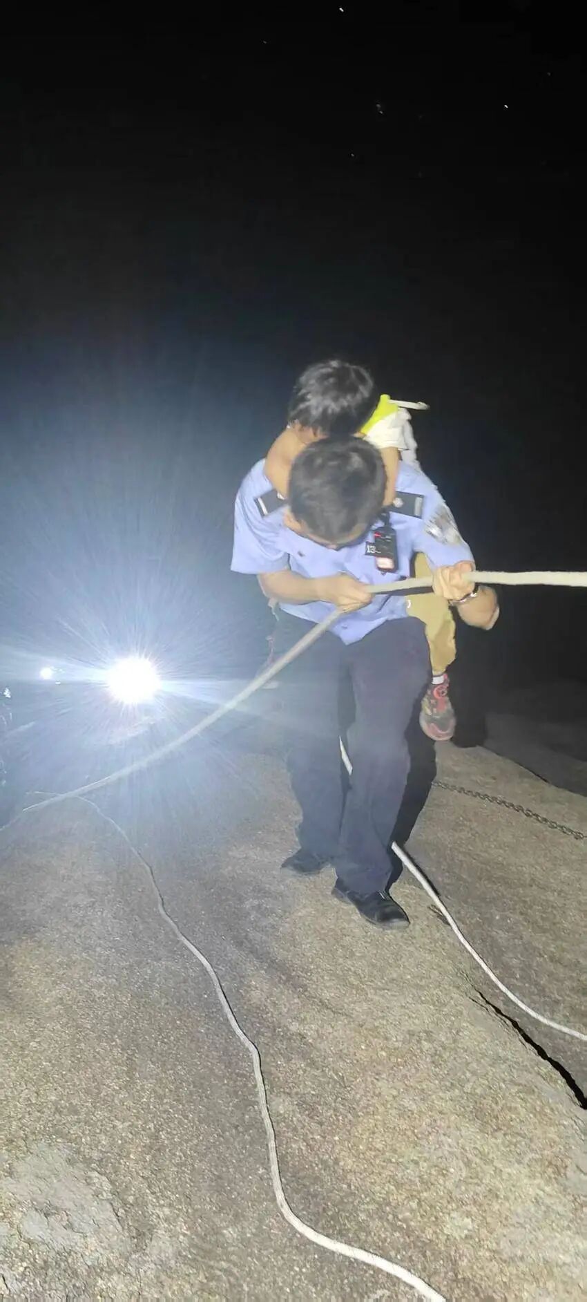 9人深山遇险，黄陂警方深夜紧急救援