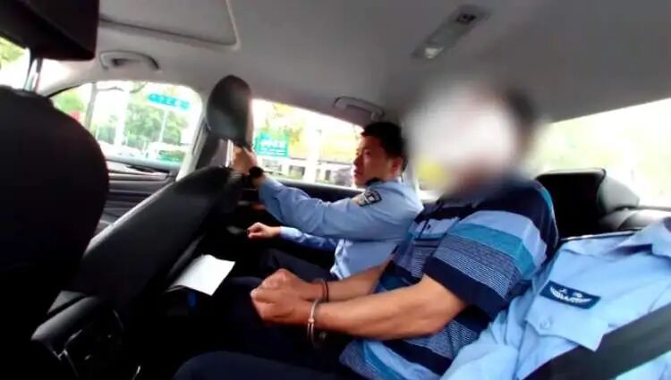 上海一车主为省停车费将车停在无人看管的河边草坪，一周后车不见了！