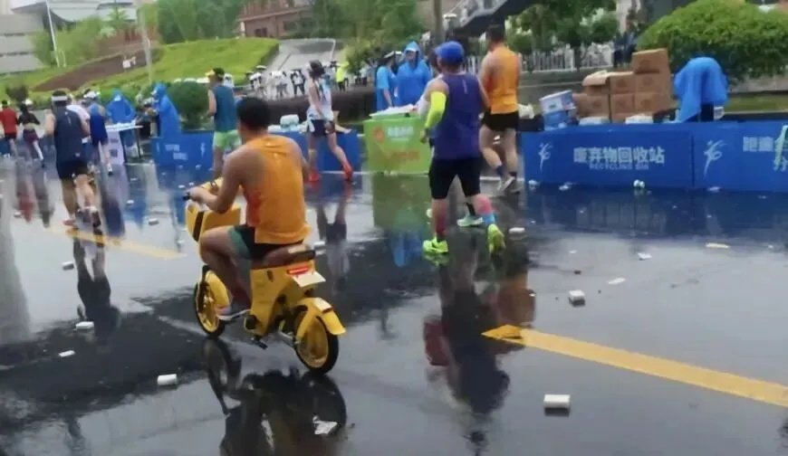 杨某乘坐交通工具参加马拉松,被禁赛三年 杨某乘坐交通工具参加马拉松,被禁赛三年