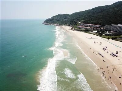 两名游客私入网红景点游玩，其中一男子坠海后被海浪卷走，警方回应：遗体已找到