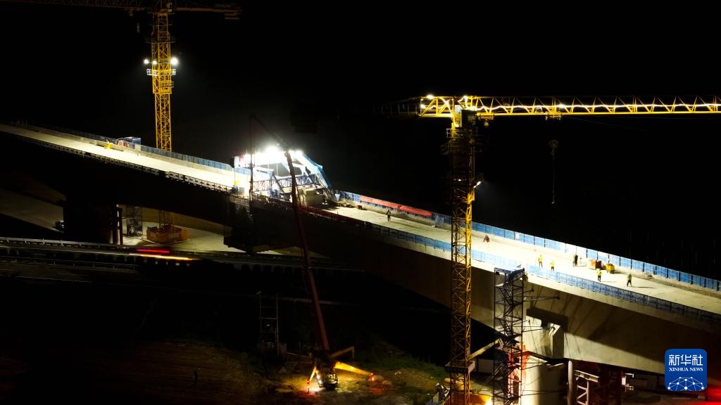 潍宿高铁跨潍日高速连续梁顺利合龙 潍宿高铁跨潍日高速连续梁顺利合龙