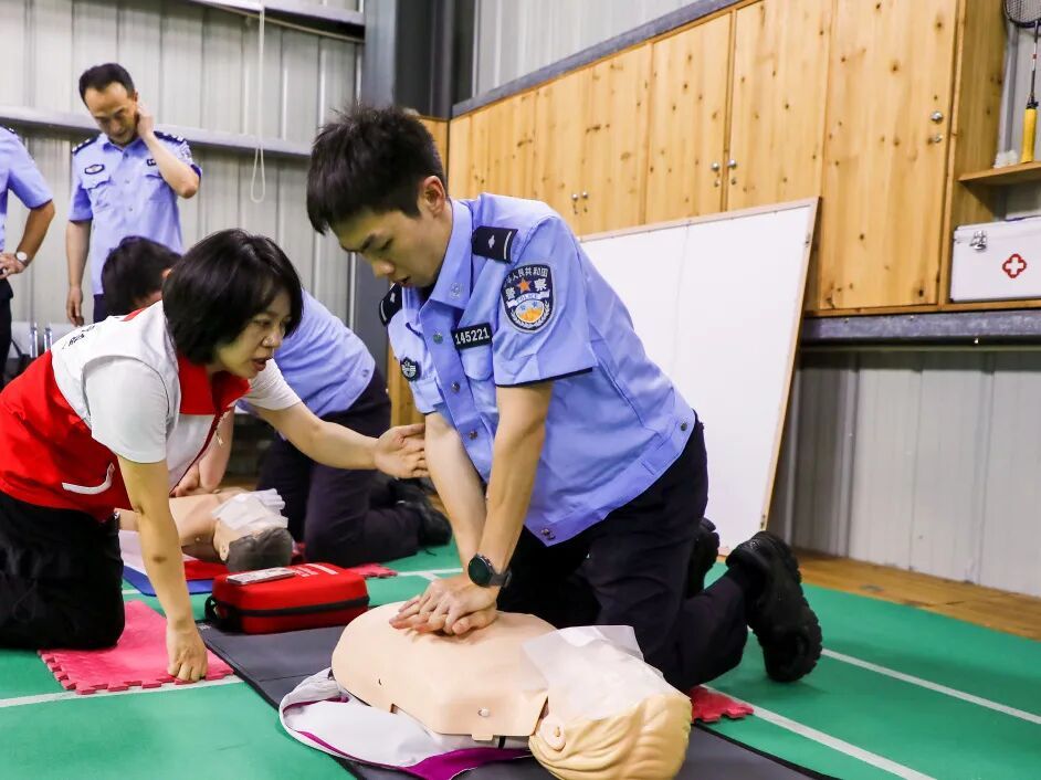事发厦门北站!旅客突然倒地心脏骤停!15分钟生死营救 事发厦门北站!旅客突然倒地心脏骤停!15分钟生死营救