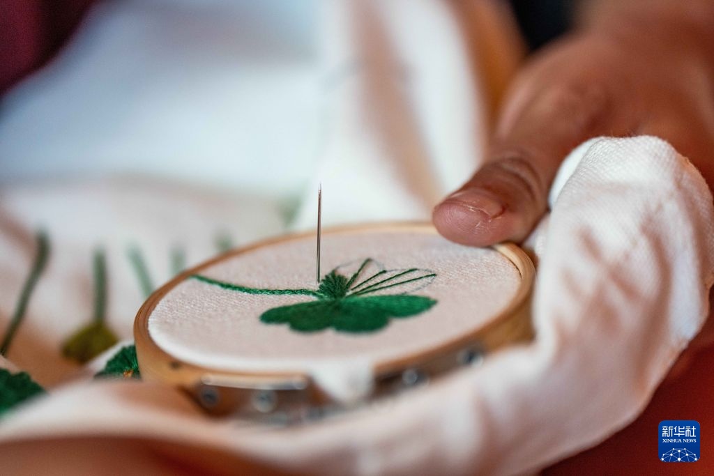 云南丽江:一针一线续文脉 云南丽江:一针一线续文脉