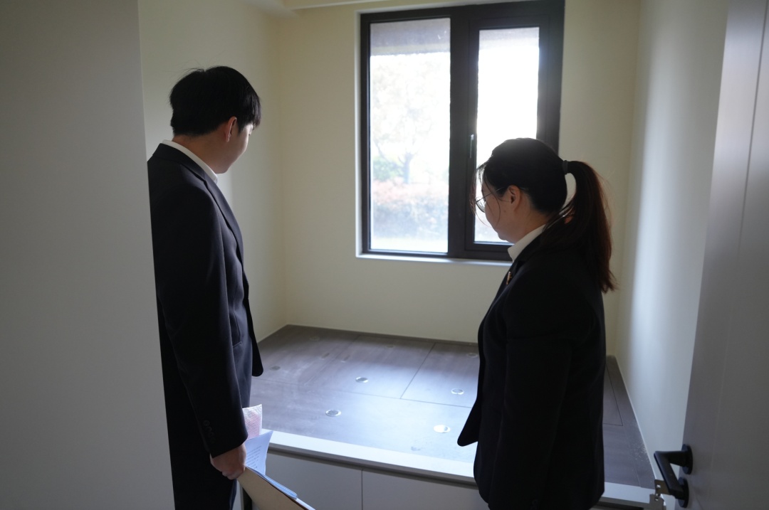 开发商将门牌号贴错，男子花20万元装修完发现是邻居家，当事人起诉