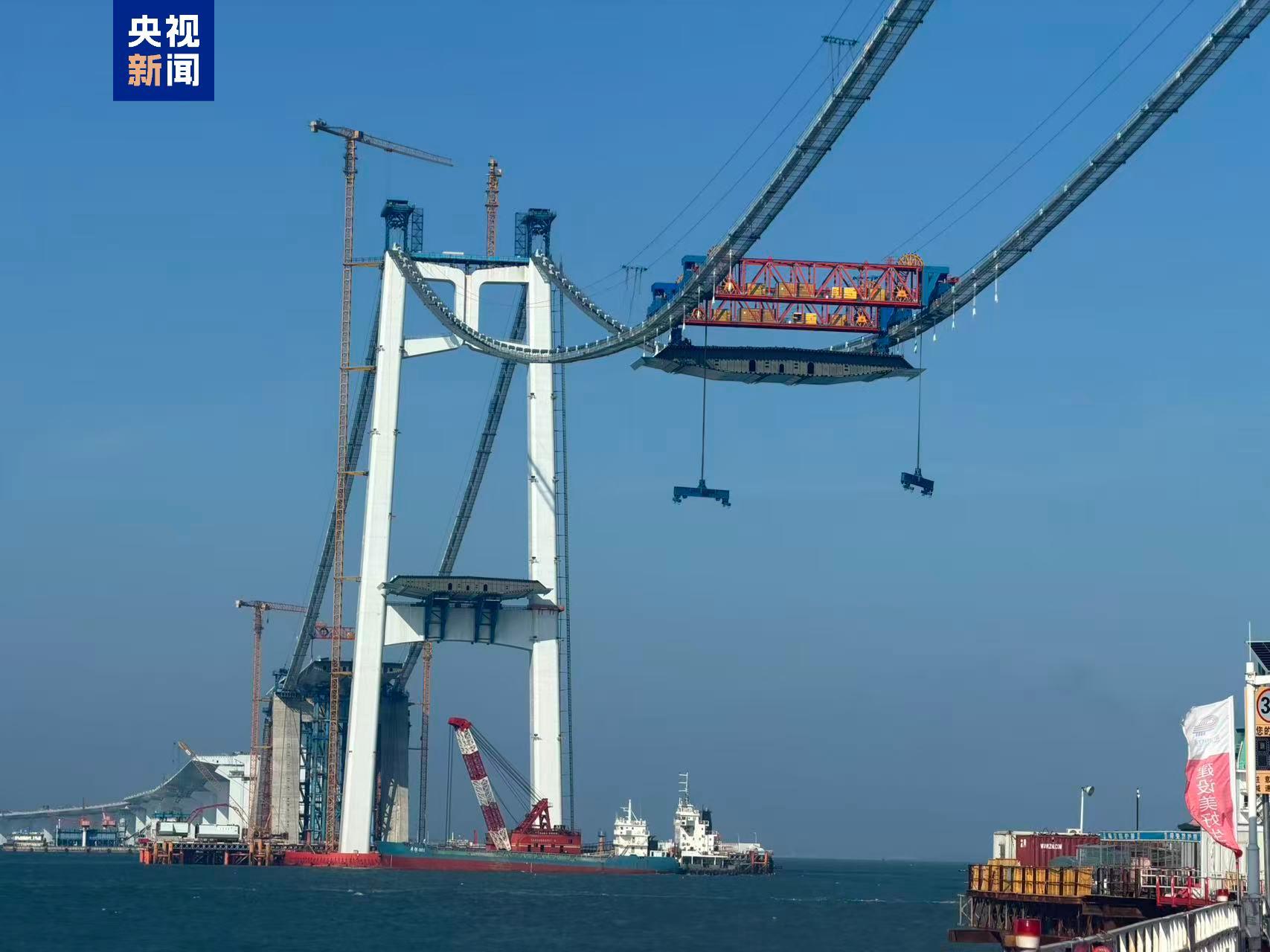 280吨钢箱梁吊上70米高空 厦金大桥开始“铺桥面”