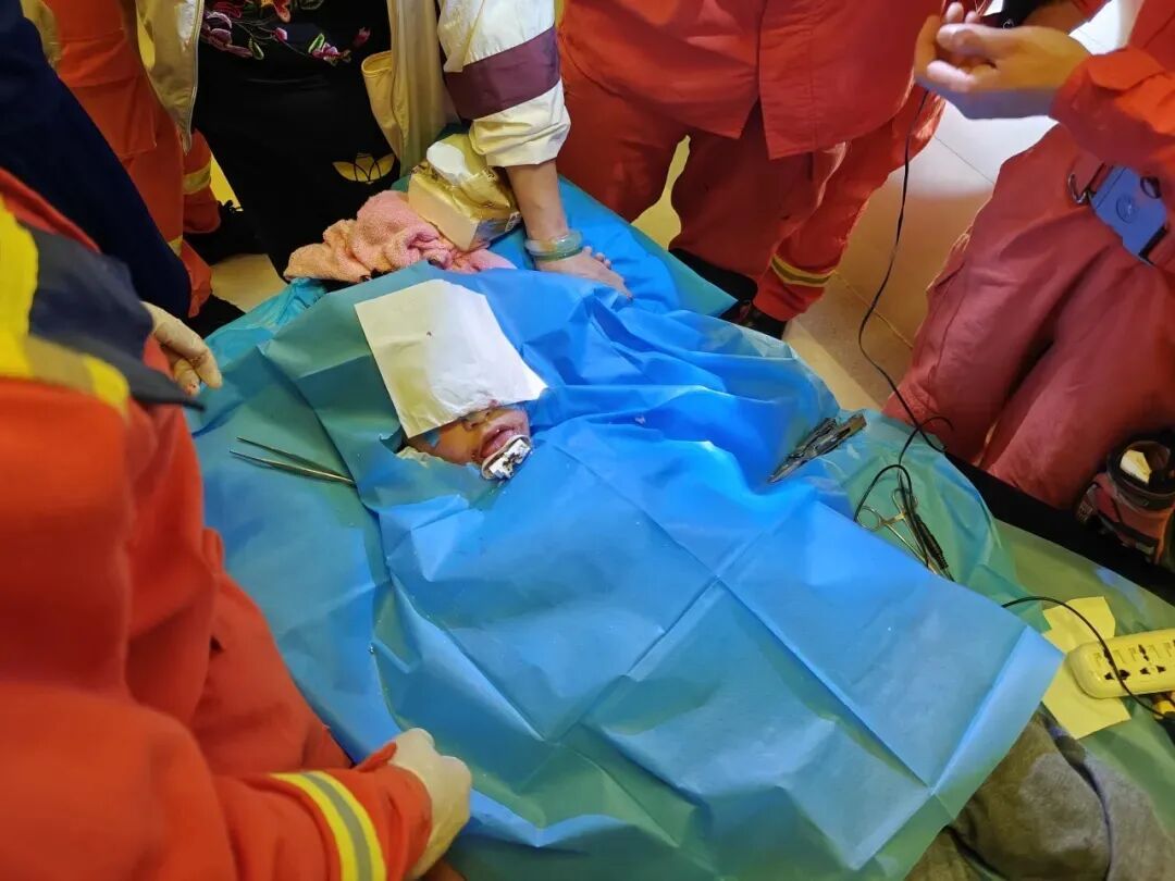 女童被电动指甲刀“咬”住嘴唇4小时!快自查,很多人家里都有→ 女童被电动指甲刀“咬”住嘴唇4小时!快自查,很多人家里都有→