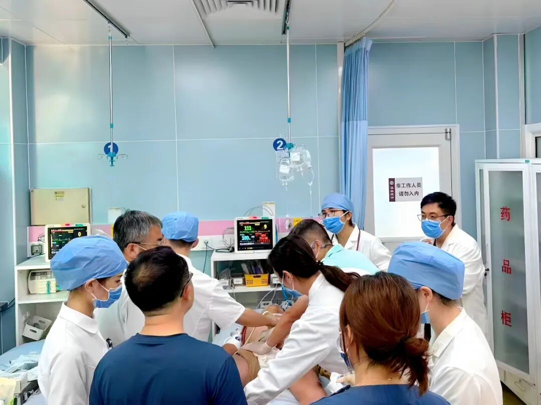 13岁少年大腿被车把穿刺，首都儿童医学中心紧急施救