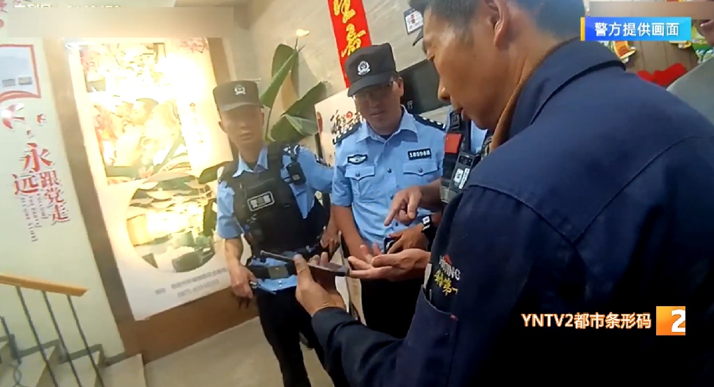 昆明一商场电梯突发故障!女子被困三四楼夹层崩溃大哭,罪魁祸首竟是…… 昆明一商场电梯突发故障!女子被困三四楼夹层崩溃大哭,罪魁祸首竟是……