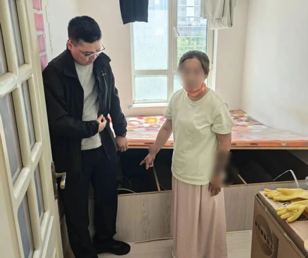 保洁阿姨偷50克黄金首饰,熔成"金坨"后,带着家人连夜离开… 保洁阿姨偷50克黄金首饰,熔成"金坨"后,带着家人连夜离开…