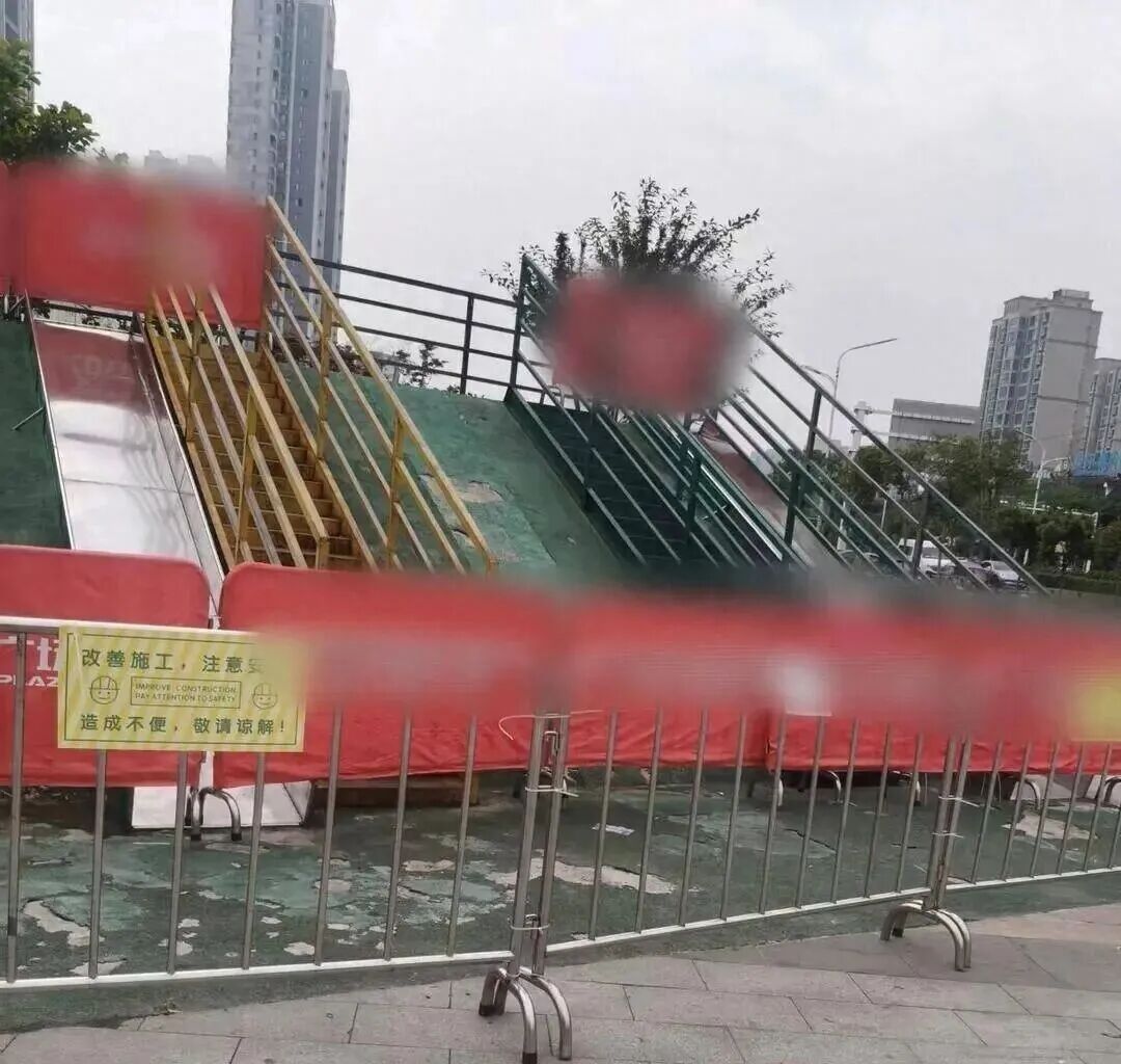 2岁女童在商场门口玩不锈钢滑梯被夹断小拇指...暑期安全提醒→ 2岁女童在商场门口玩不锈钢滑梯被夹断小拇指...暑期安全提醒→