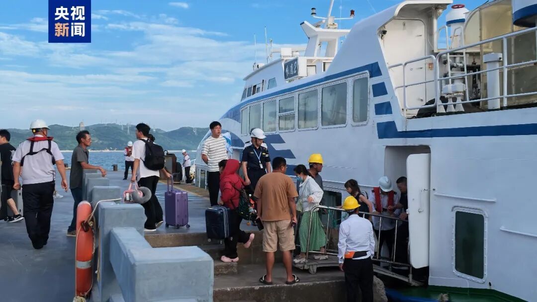 浙江舟山嵊泗疏散旅客9000余人，明起17条客运航线停航