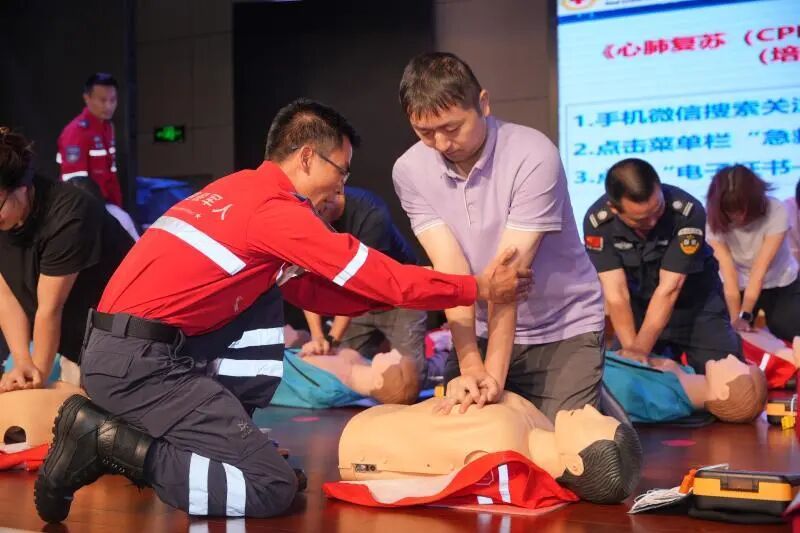 两岁女童岗厦北站突发晕厥,地铁员工跪地心肺复苏成功施救 两岁女童岗厦北站突发晕厥,地铁员工跪地心肺复苏成功施救