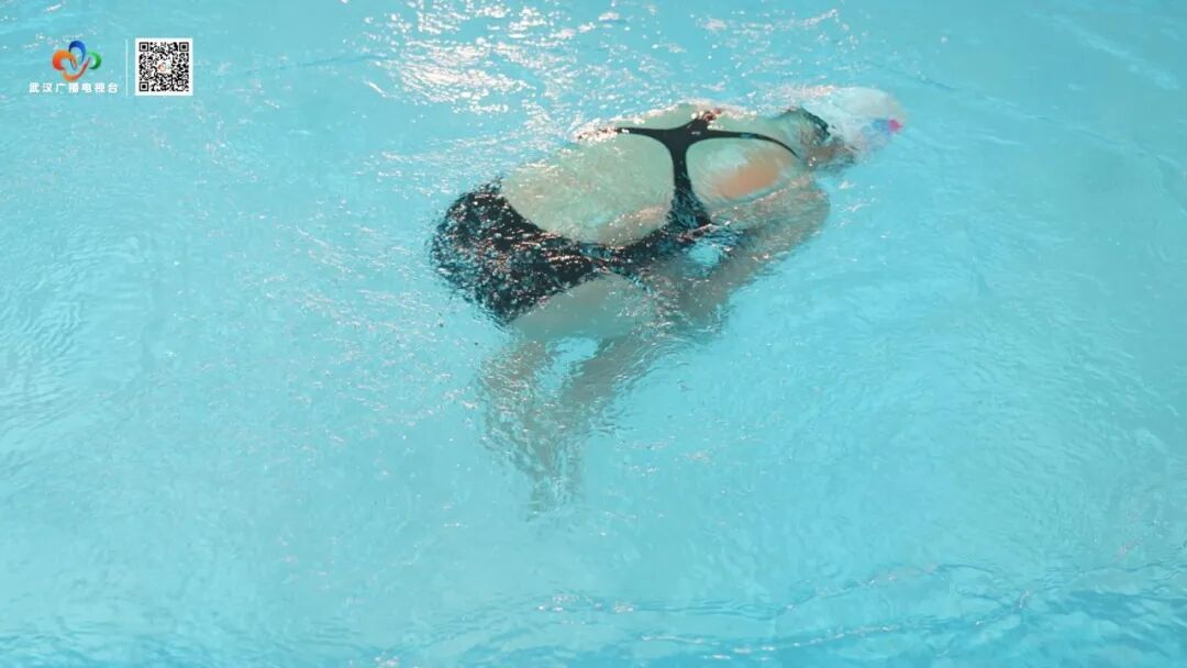 溺水了怎么办？游泳教练教你水中自救→