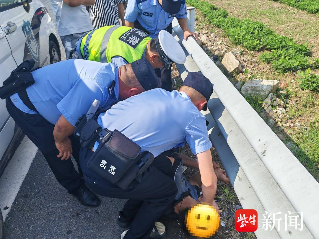 男子突发疾病倒卧省道，民警车流中紧急施救