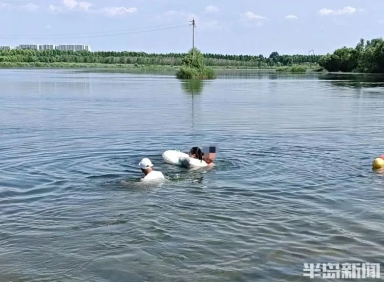 事发青岛大沽河!男子突然坠入深水区,埋头水中上下挣扎,越漂越远!危急时刻…… 事发青岛大沽河!男子突然坠入深水区,埋头水中上下挣扎,越漂越远!危急时刻……