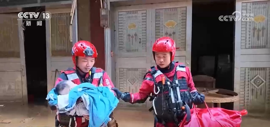 致敬防洪一线的这抹“红”色!救援队挺进“孤岛”转移被困妇女儿童 致敬防洪一线的这抹“红”色!救援队挺进“孤岛”转移被困妇女儿童