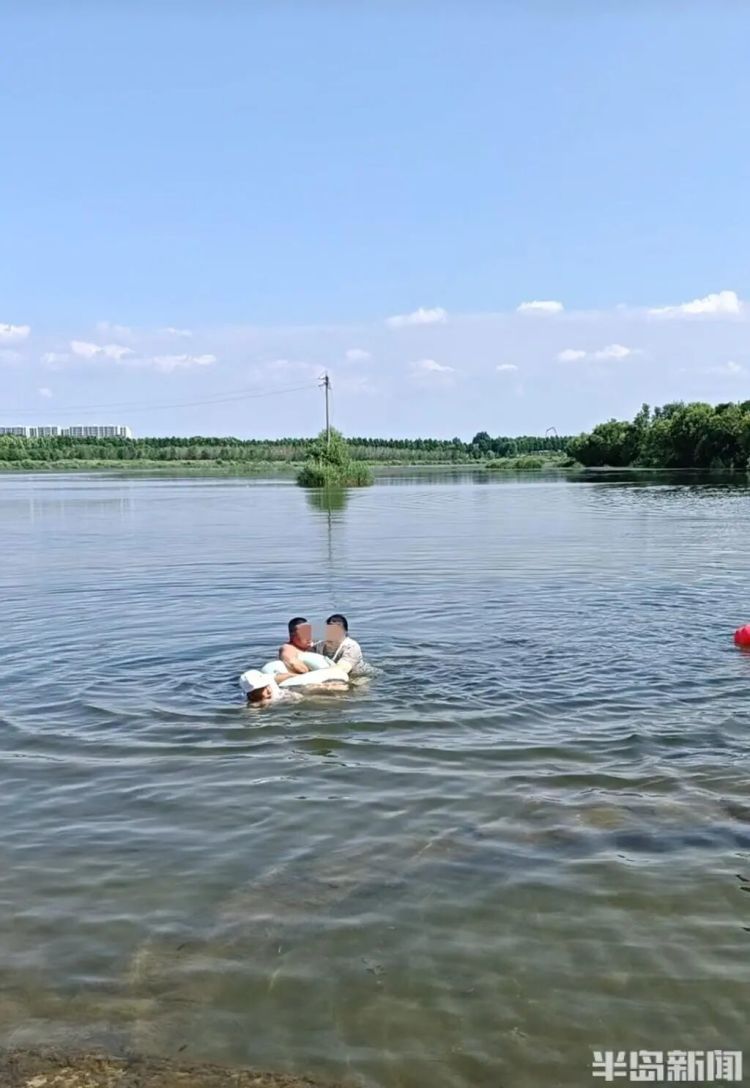 事发青岛大沽河!男子突然坠入深水区,埋头水中上下挣扎,越漂越远!危急时刻…… 事发青岛大沽河!男子突然坠入深水区,埋头水中上下挣扎,越漂越远!危急时刻……