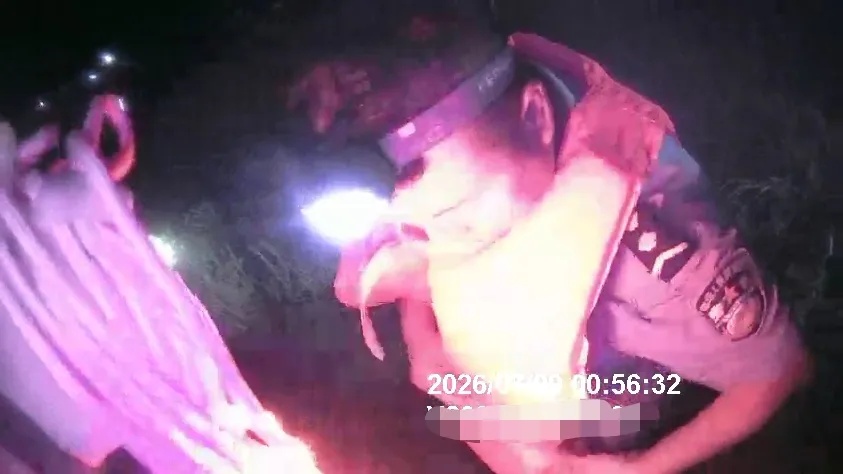 女子深夜轻生落水 警民同心全力施救